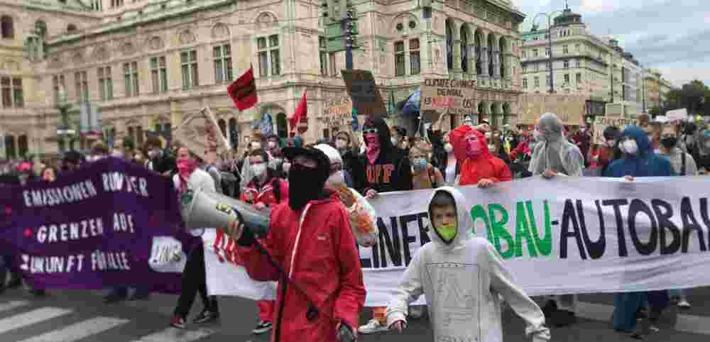 Menschengruppe bei Demonstration auf der Straße